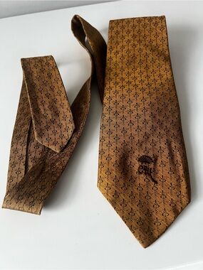 Golden Patterned Men's Tie with Embroidered Crest - Unbranded